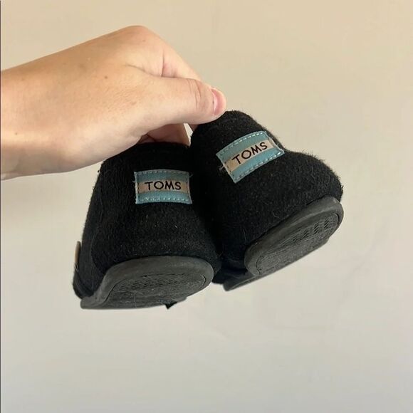 Toms Black Minimalist Slip-On Flats - Picture 3 of 8